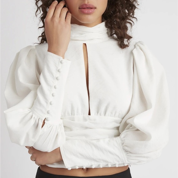 𝑮𝒊𝒓𝒍 𝒏𝒆𝒙𝒕 𝒅𝒐𝒐𝒓 𝒕𝒐𝒑 - Picture 3 of 8